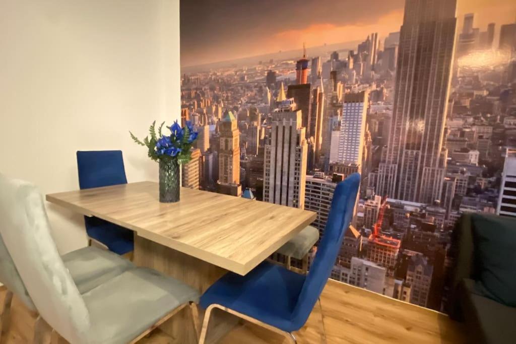 The Big Apple In Apartment *